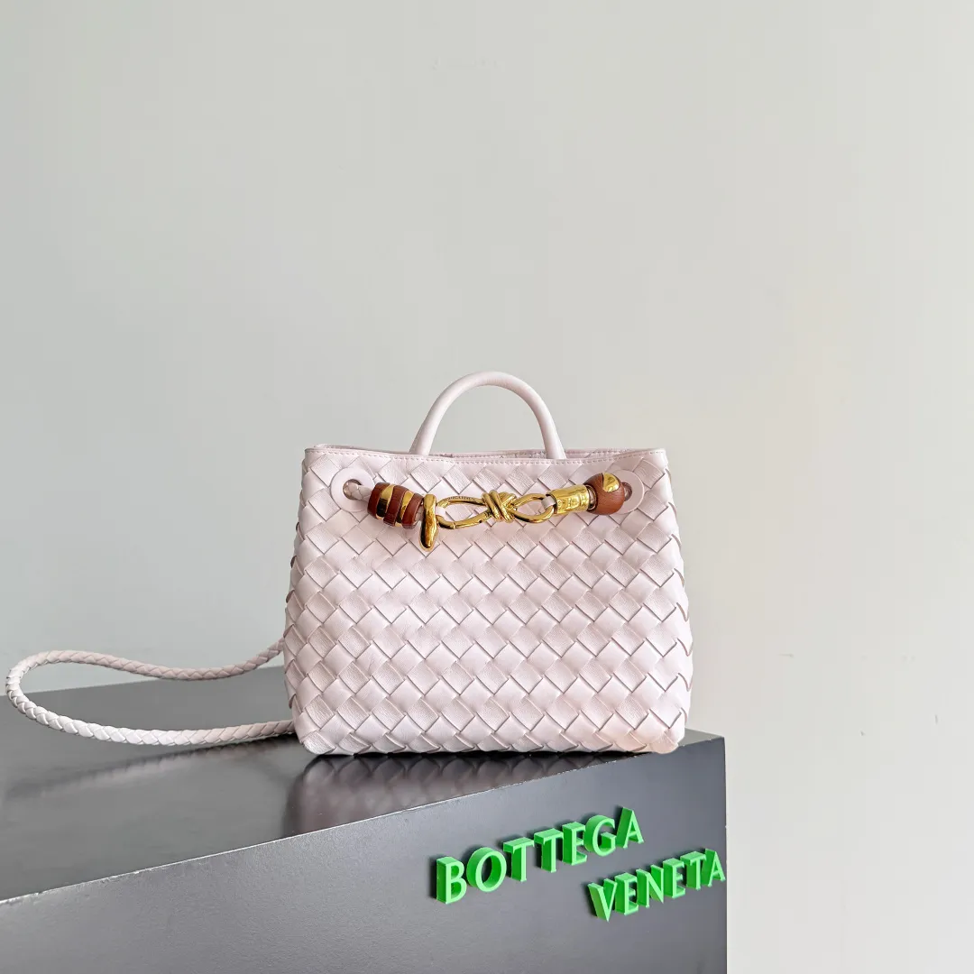 The new Andiamo batch of 3060 BV is shipped‼ ️The classic intercciato weaving process is used to create a soft bag, the metal knot is made of micro-cast aluminum using jewelry technology🪢, and the decorative beads are made of metal and hand-polished oak, allowing you to jump repeatedly between elegance and fun💃, making it unpredictable. Classic and versatile, it shows off your temperament, and the bag has a large capacity, making it very convenient for daily commuting! It has a variety of carrying methods, the shoulder straps can be adjusted by yourself, the original lambskin feels soft and delicate, and the unisex style breaks gender boundaries and brings a more practical and long-lasting use experience. The Andiamo, which has both elegant and casual styles, perfectly interprets the "fashionable old money style". Style number: 743568+wood hardware Color: Happy Pink Size: 25*22*10.5cm